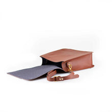 Load image into Gallery viewer, Leather Messenger bag Mahogany